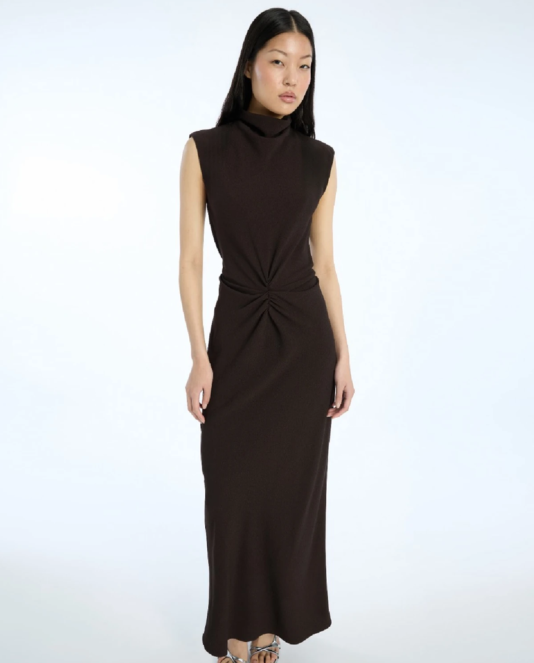 Ciemnobrązowa sukienka midi z marszczeniami - Image #3