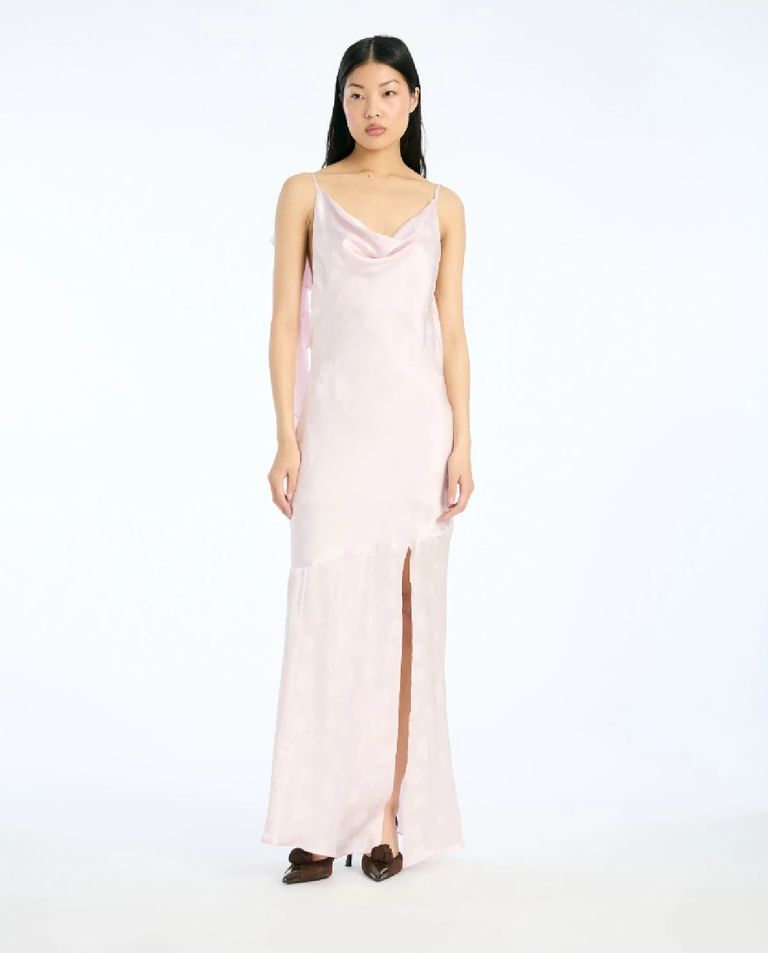 Jasnoróżowa sukienka maxi w kwiaty