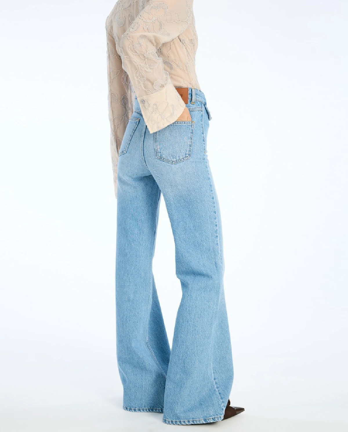 Jasnoniebieskie jeansy dzwony - Image #4