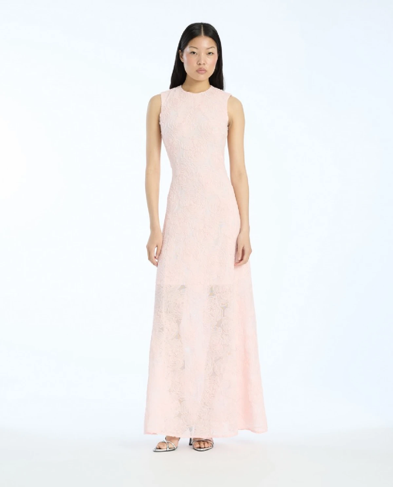 Jasnoróżowa sukienka maxi z siateczki