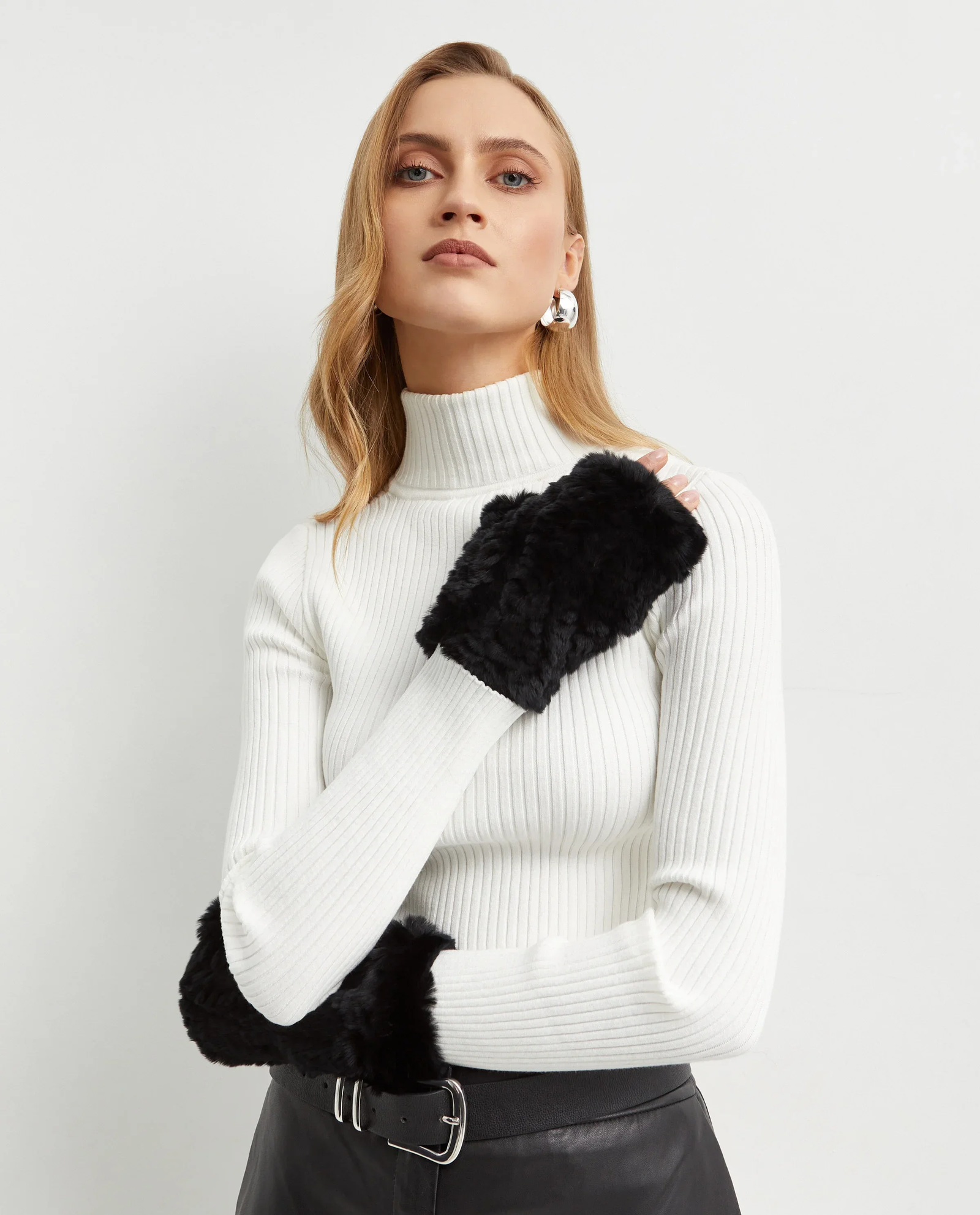 Czarne futrzane rękawiczki z otwartymi palcami - Image #1