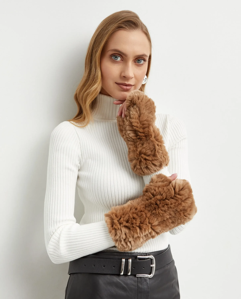 Brązowe futrzane rękawiczki z otwartymi palcami