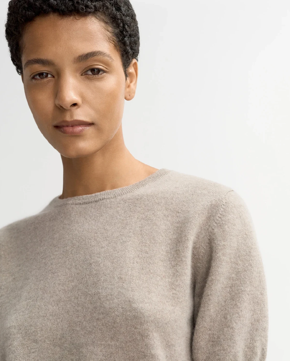 Beżowy sweter z krótkim rękawem - Image #4