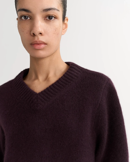 Burgundowy sweter z dekoltem w serek - Image #4