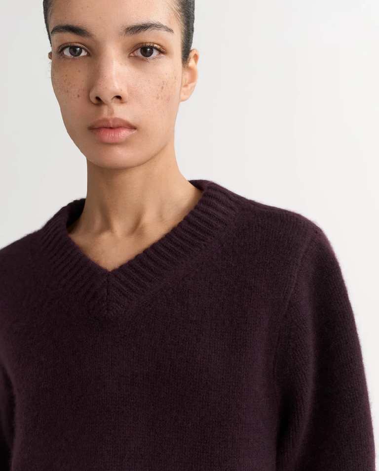 Burgundowy sweter z dekoltem w serek - Image #4