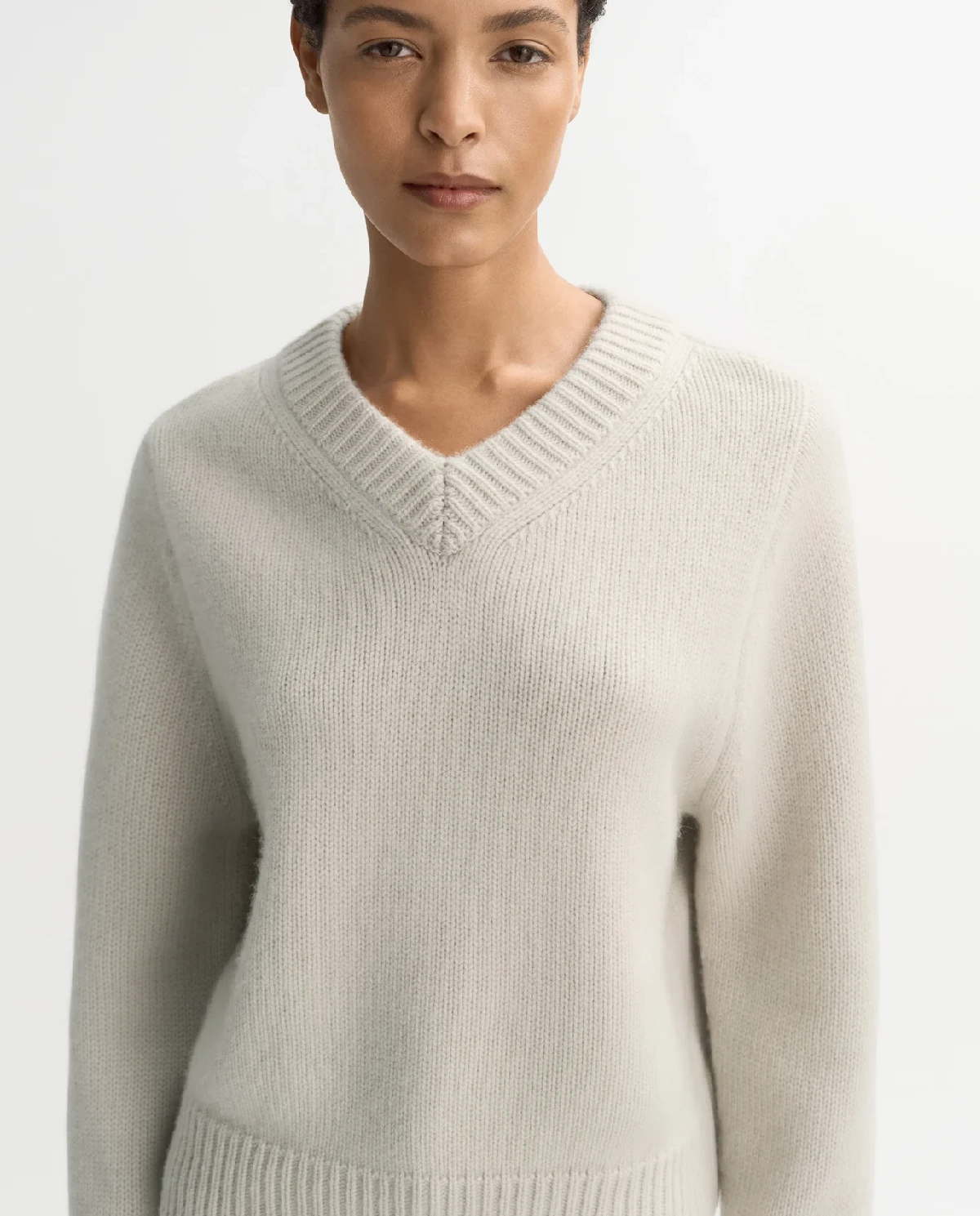 Kaszmirowy sweter z dekoltem w serek - Image #4