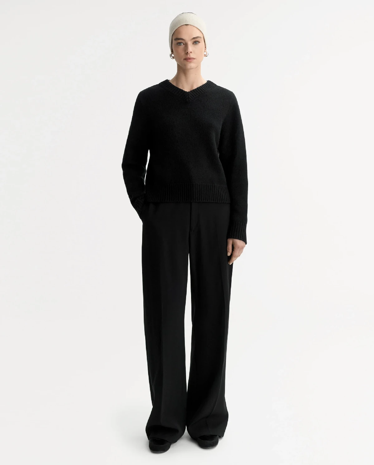 Czarny sweter z dekoltem w serek - Image #2