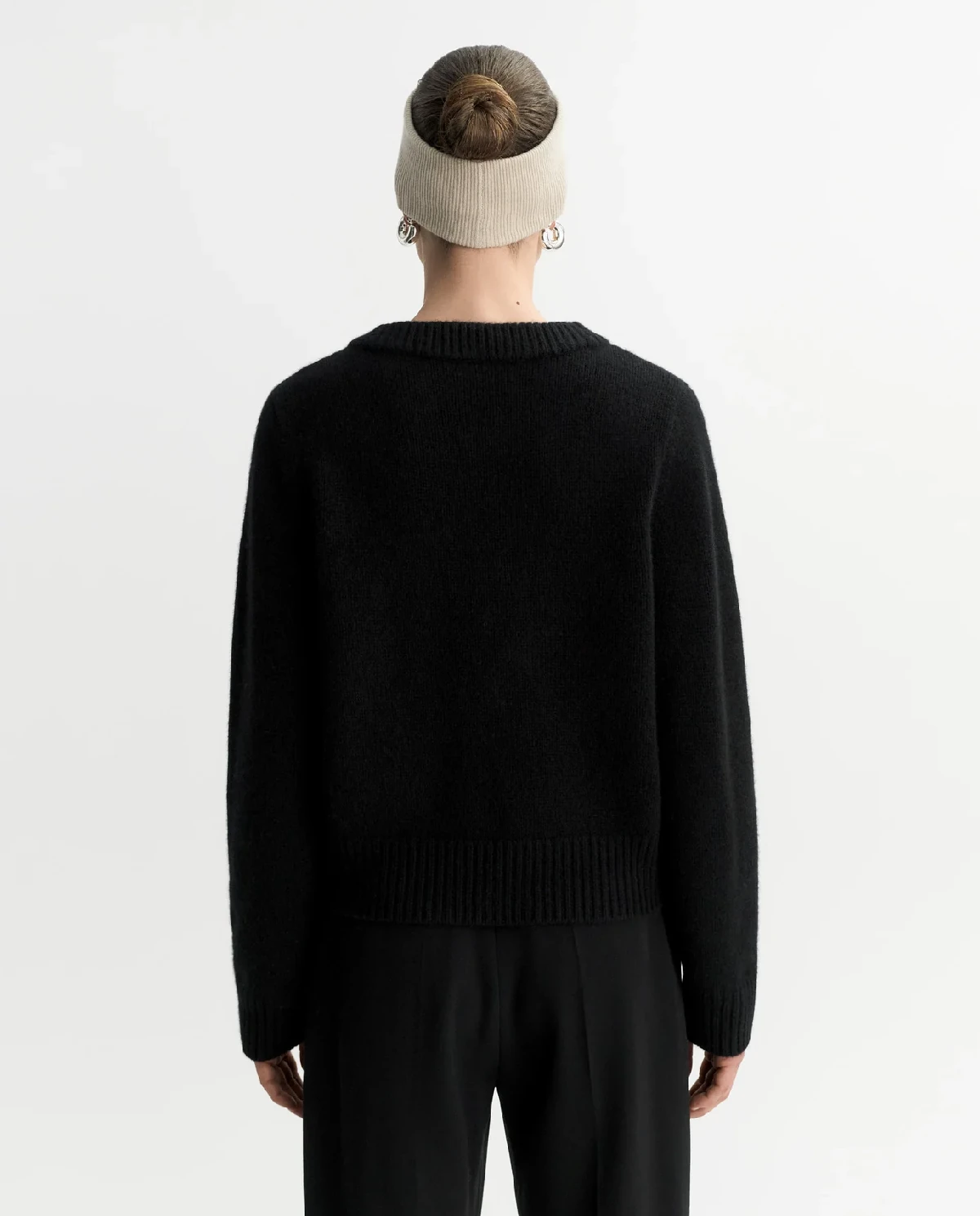 Czarny sweter z dekoltem w serek - Image #3