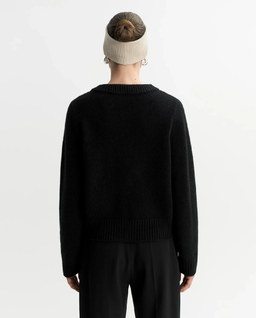 Czarny sweter z dekoltem w serek - Image #3