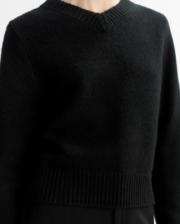 Czarny sweter z dekoltem w serek - Image #4