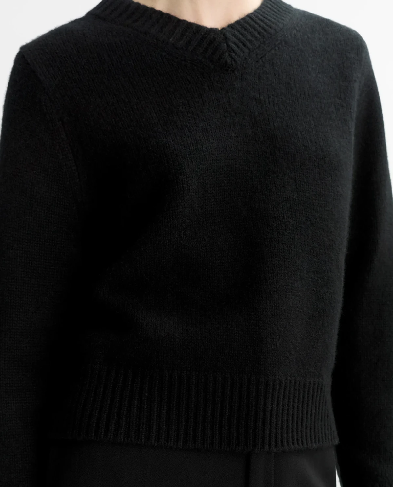 Czarny sweter z dekoltem w serek - Image #4