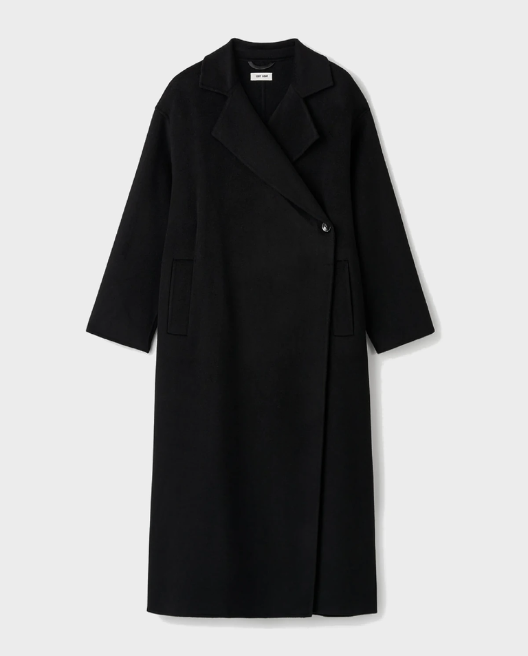 Czarny jednorzędowy płaszcz