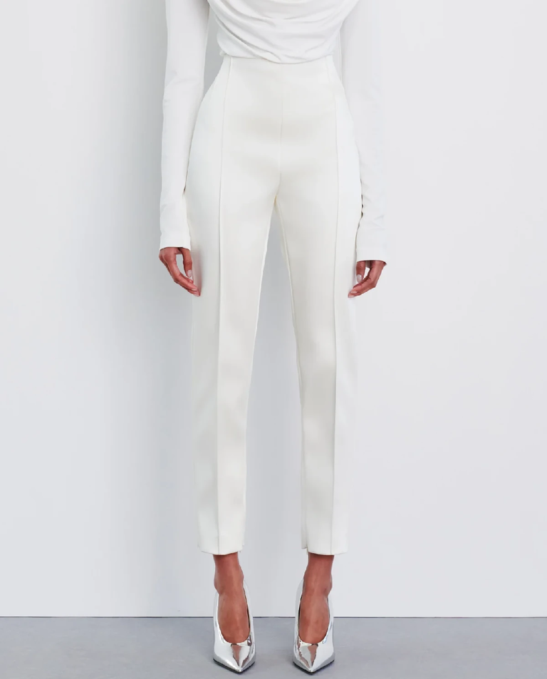 Białe spodnie w kant