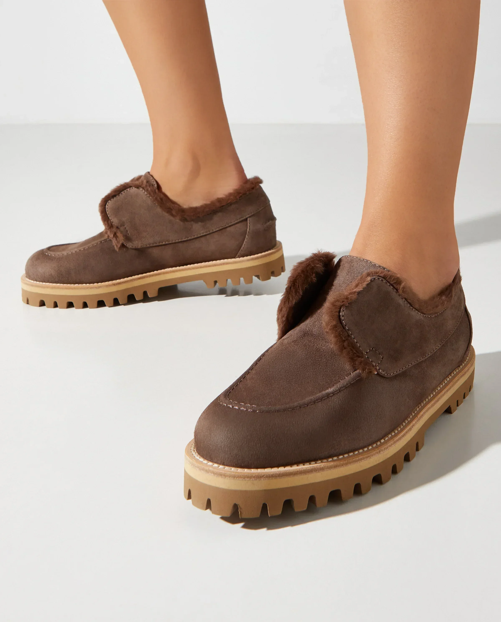 Brązowe zamszowe mokasyny z futrem - Image #0