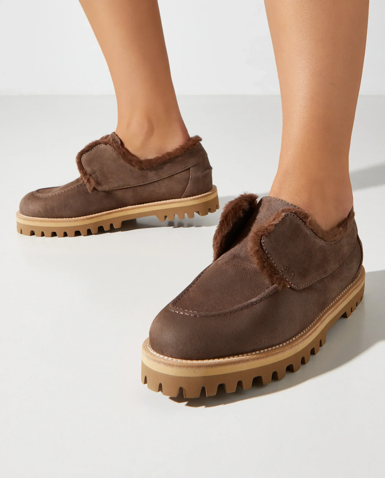 Brązowe zamszowe mokasyny z futrem