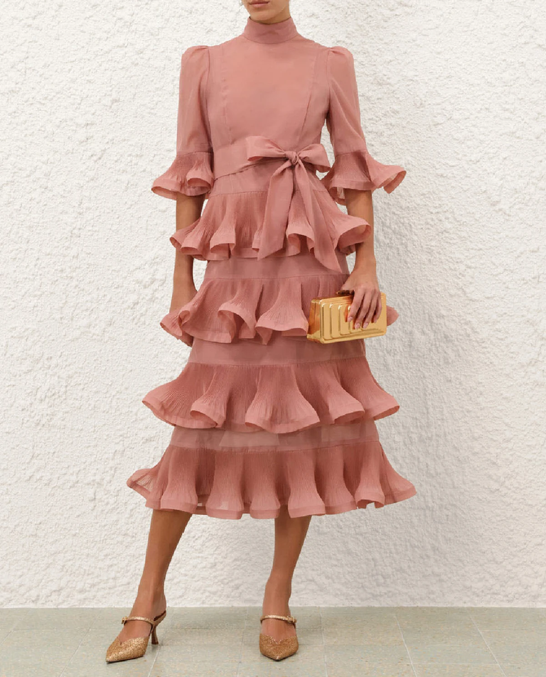 Ciemnoróżowa sukienka z falbanami