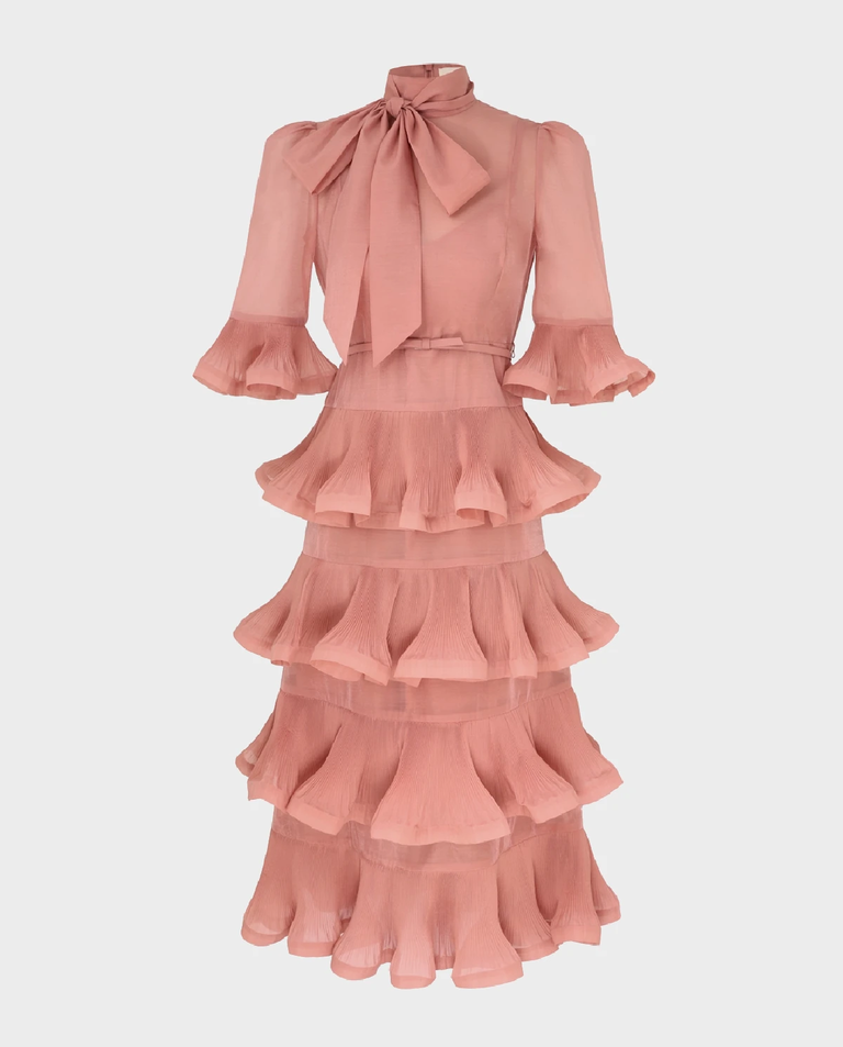 Ciemnoróżowa sukienka z falbanami