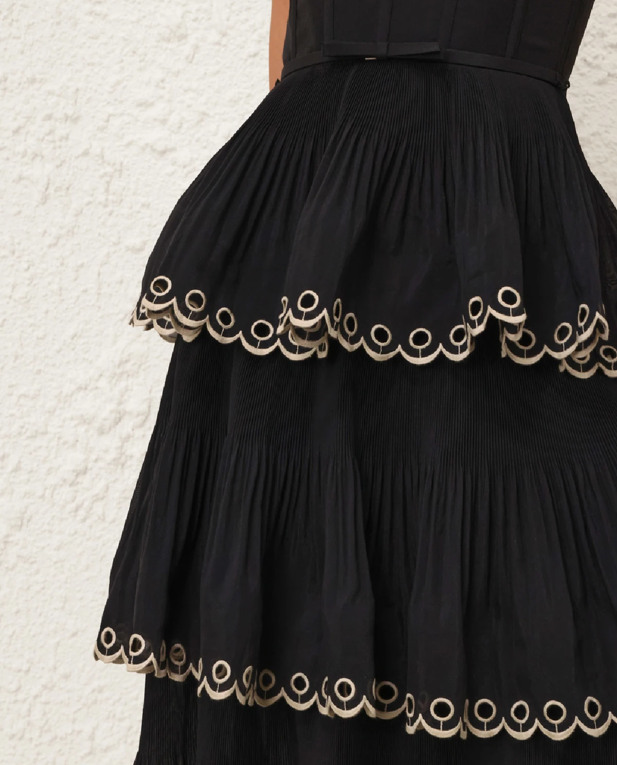 Czarna haftowana sukienka midi - Image #4