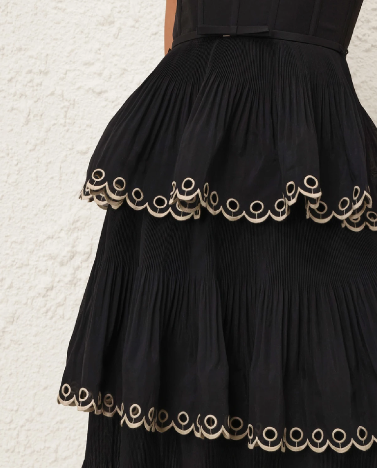 Czarna haftowana sukienka midi - Image #4