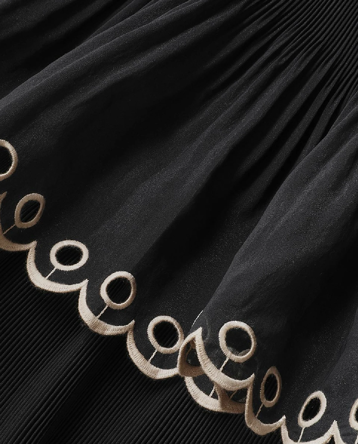 Czarna haftowana sukienka midi - Image #5