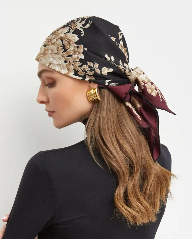 Jedwabna apaszka z nadrukiem kwiatowym