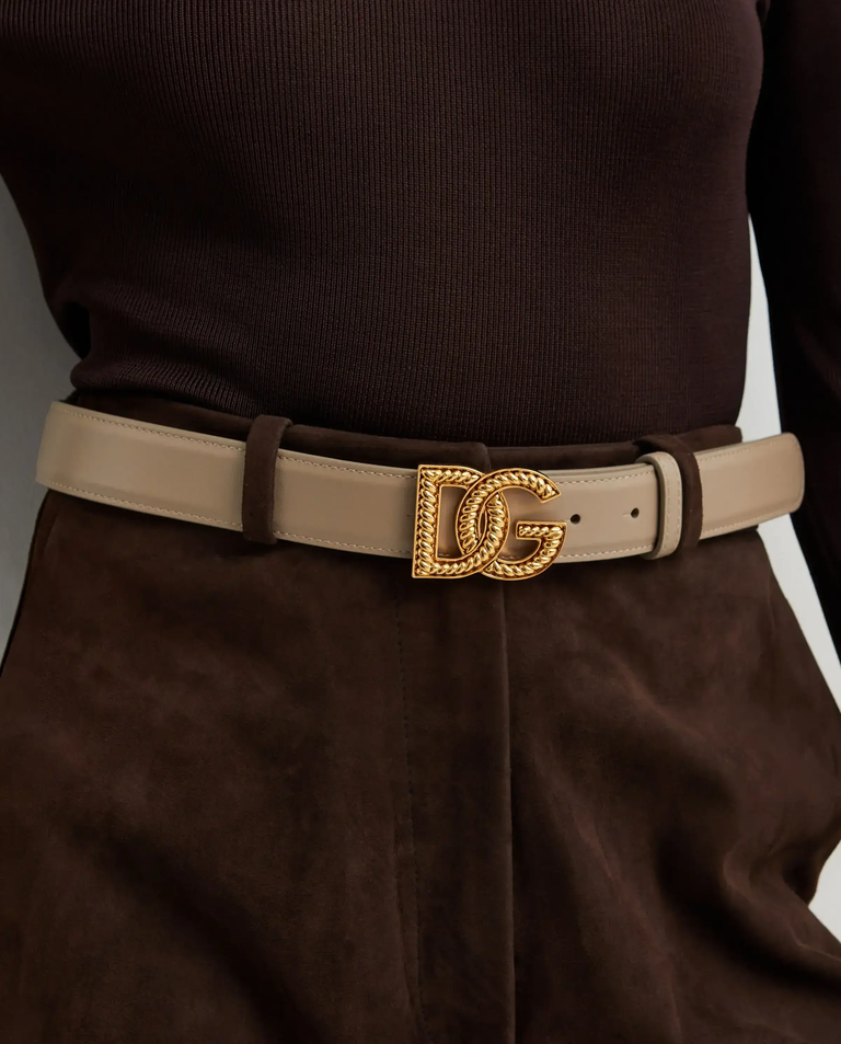 Beżowy skórzany pasek z logo