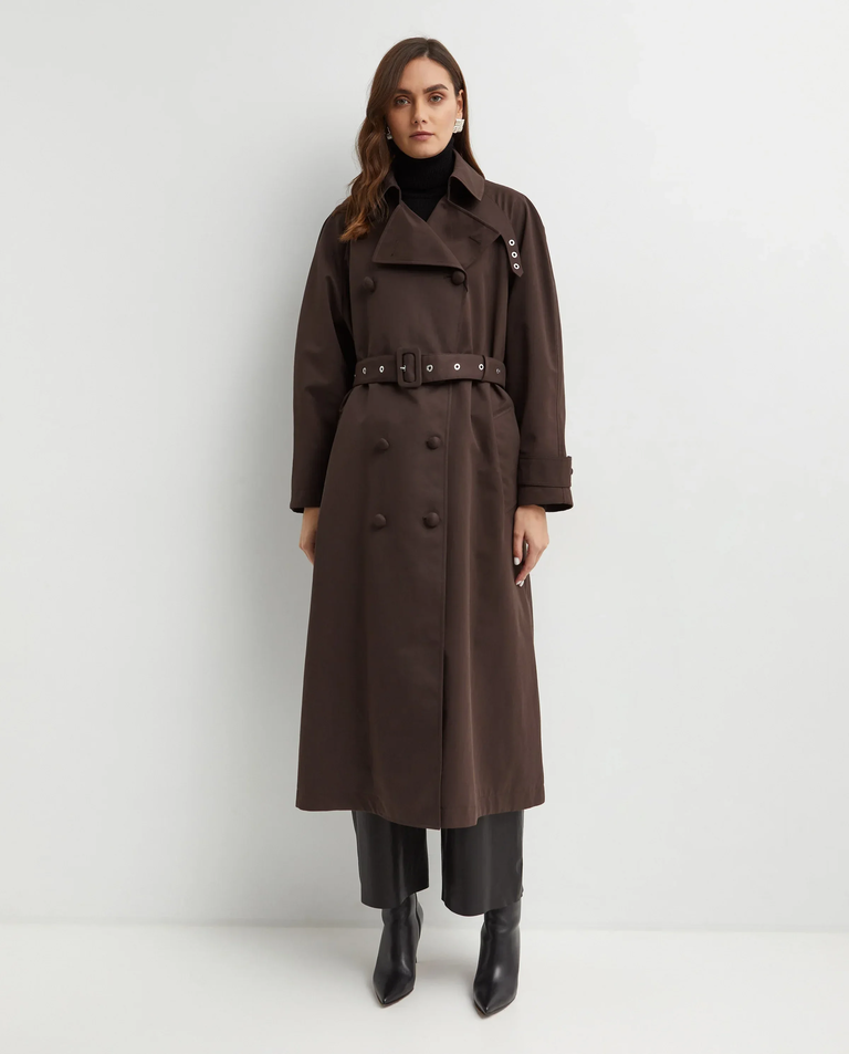 Brązowy dwurzędowy trencz