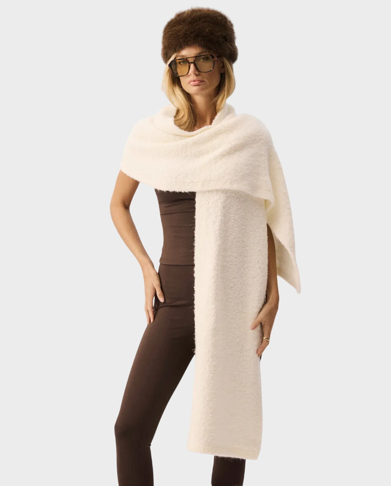 Biały szalik z wełną