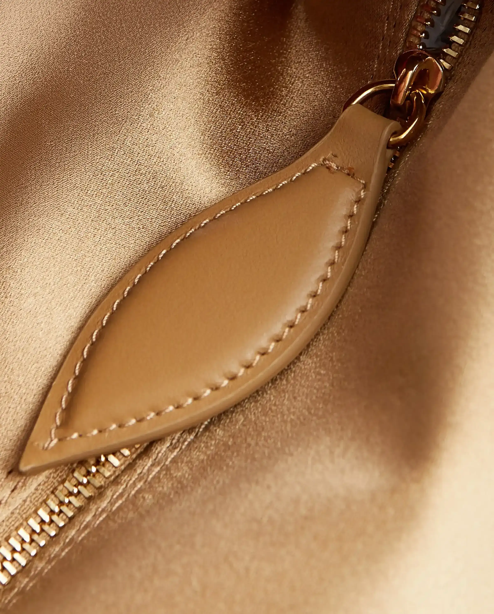 Beżowa torebka Pillow Pouch Micro - Image #5