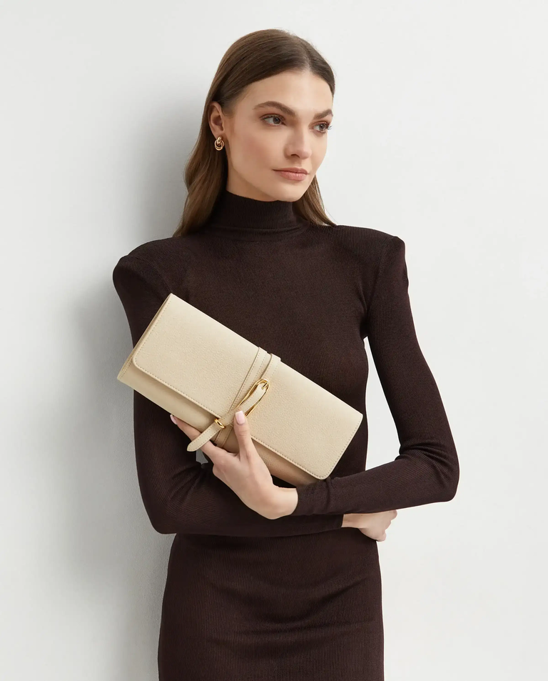 Kremowa kopertówka z paskiem