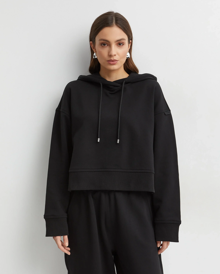 Czarna bluza z kapturem