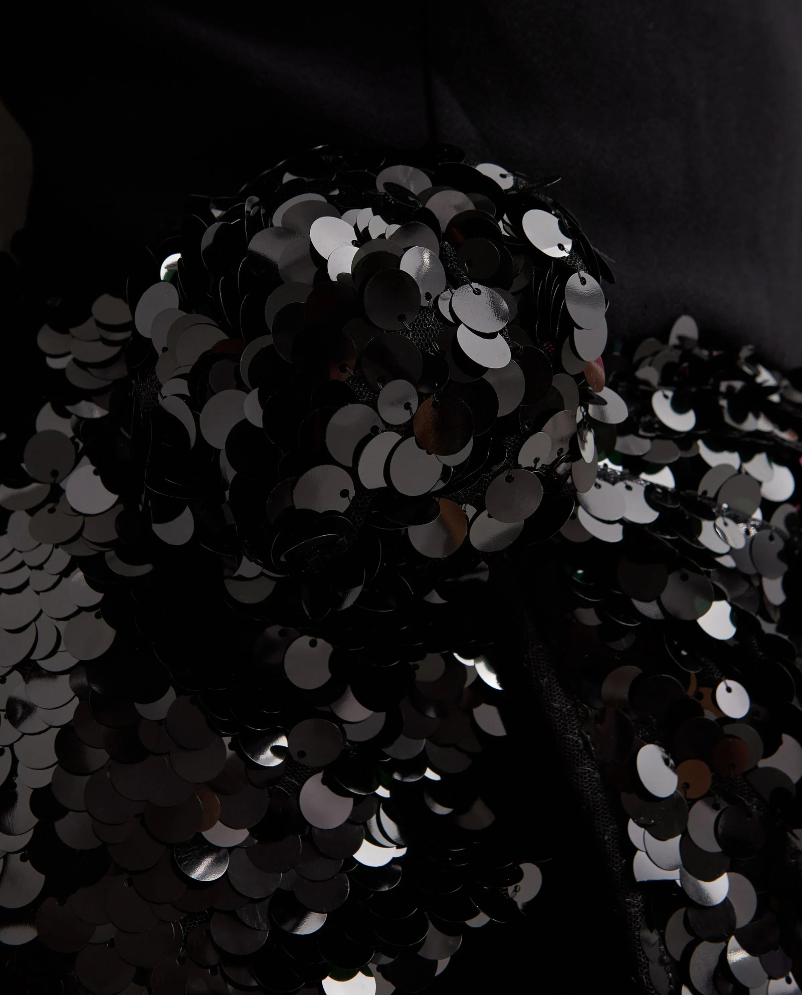 Czarna sukienka midi z cekinami - Image #5