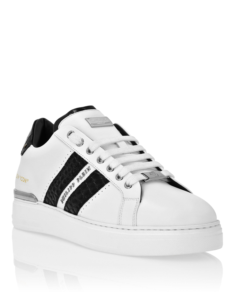 Białe sneakersy z czarnymi detalami Low Top