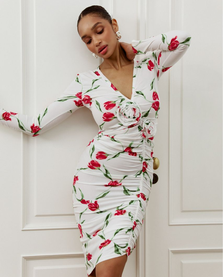 Biała sukienka w róże Amina