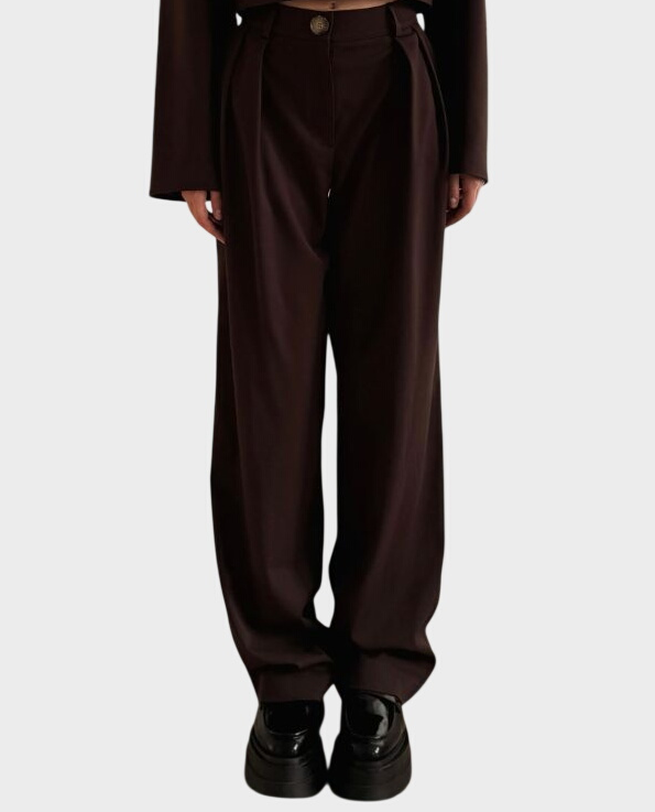 Brązowe spodnie o prostym kroju