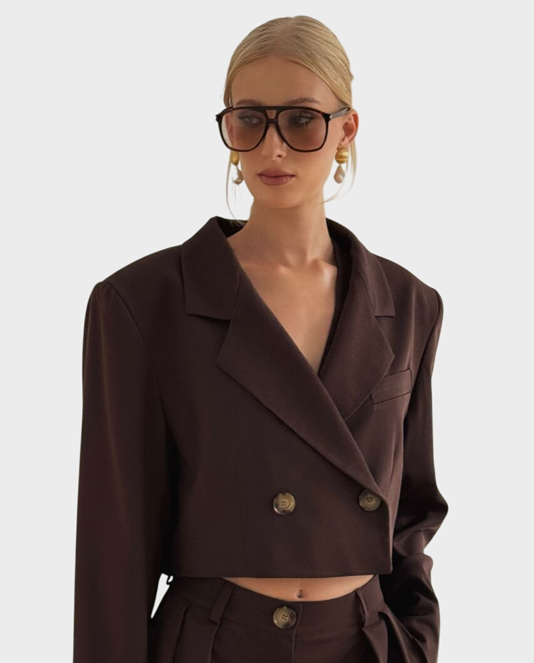 Brązowa marynarka o krótkim kroju