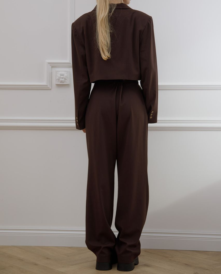 Brązowa marynarka o krótkim kroju