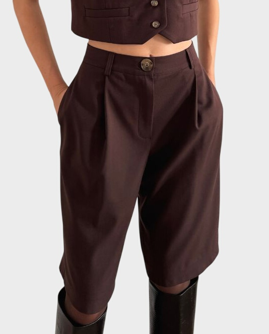 Brązowe spodenki typu bermudy