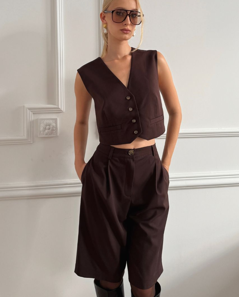 Brązowe spodenki typu bermudy