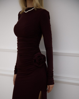 Bordowa sukienka z różą Ophelia - Image #4
