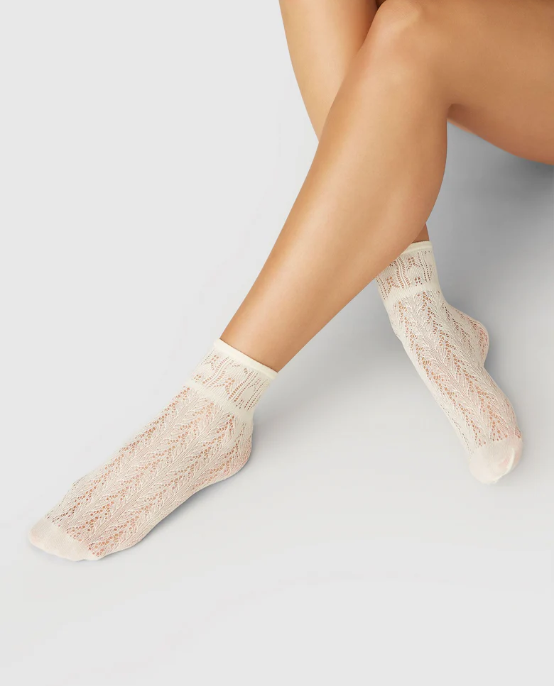 Białe szydełkowe skarpetki Erica - Image #1