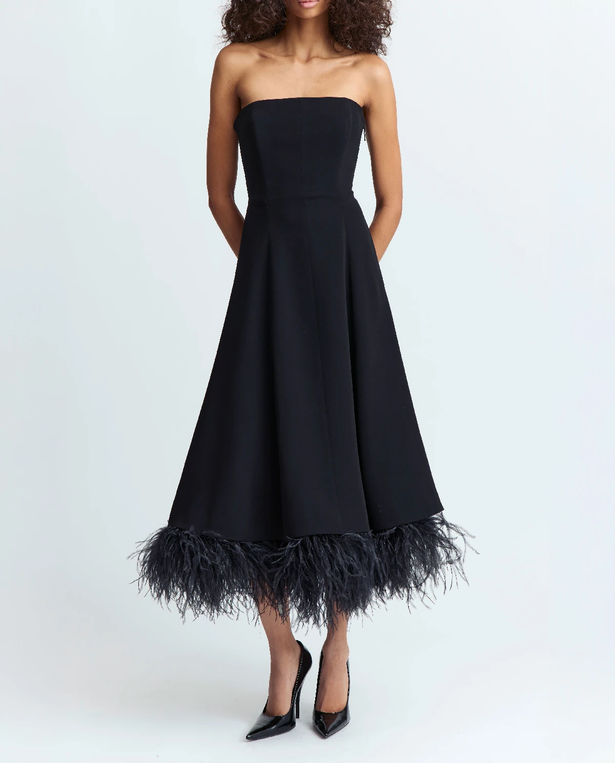 Czarna sukienka z piórami Gioele - Image #0