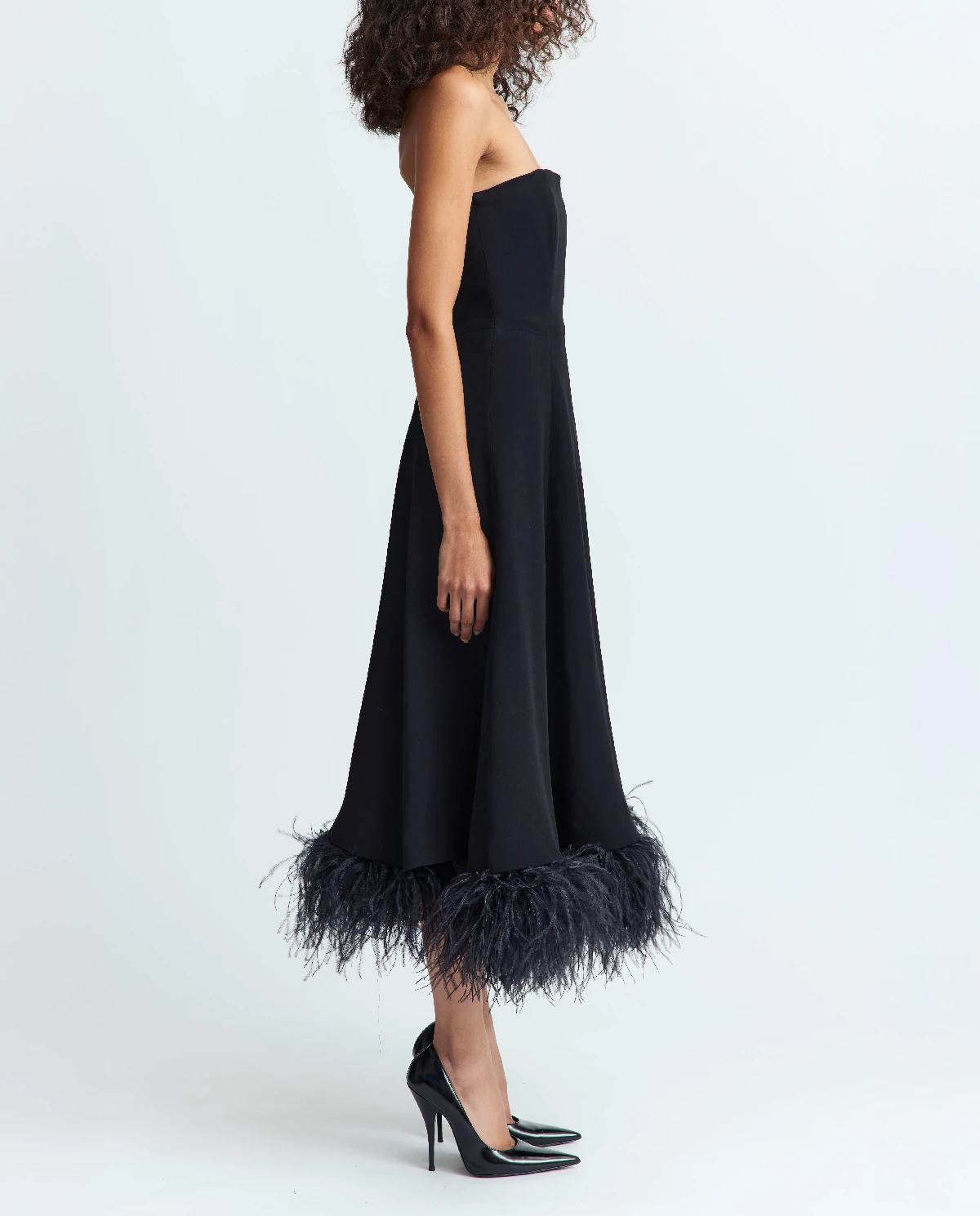 Czarna sukienka z piórami Gioele - Image #2