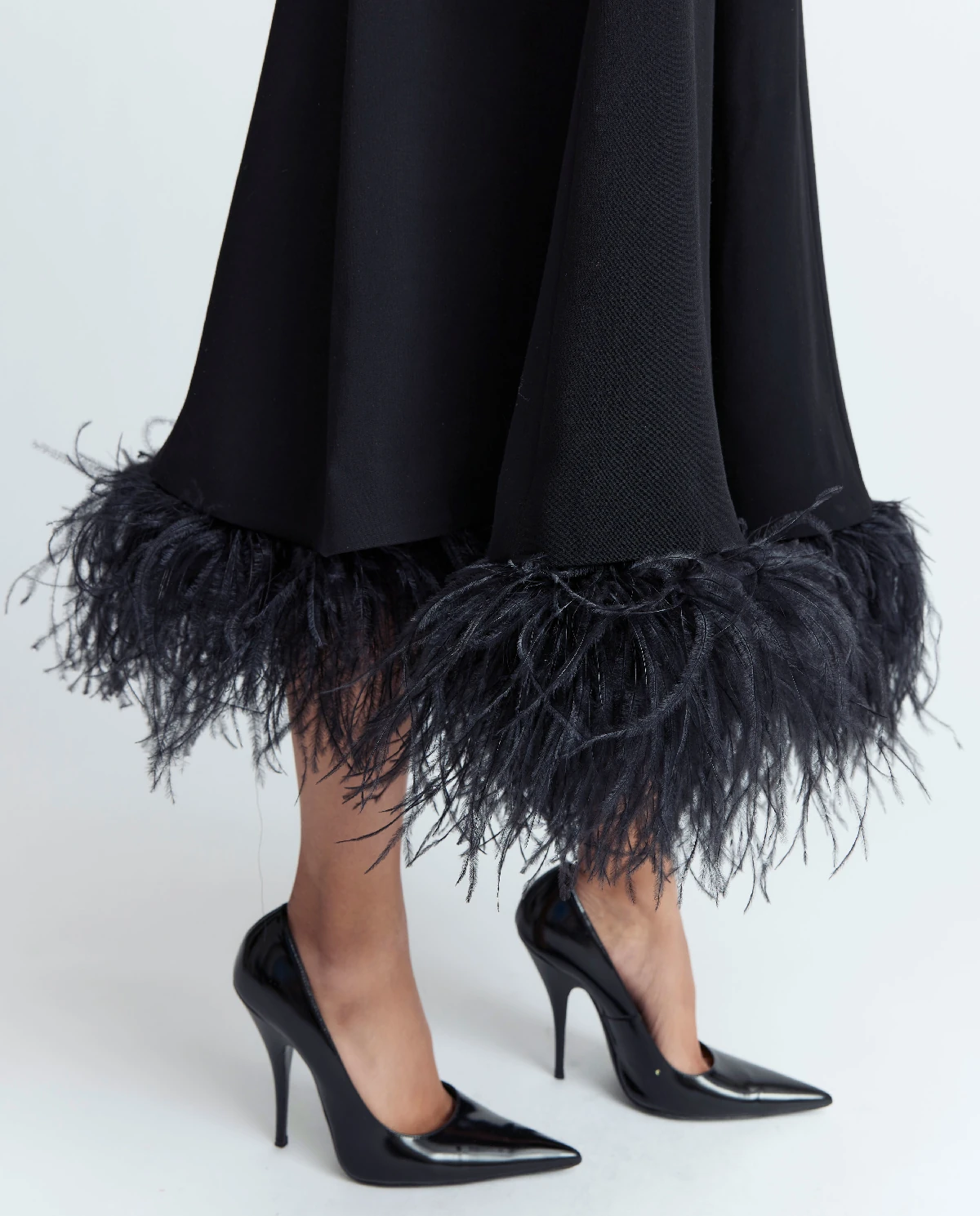 Czarna sukienka z piórami Gioele - Image #4