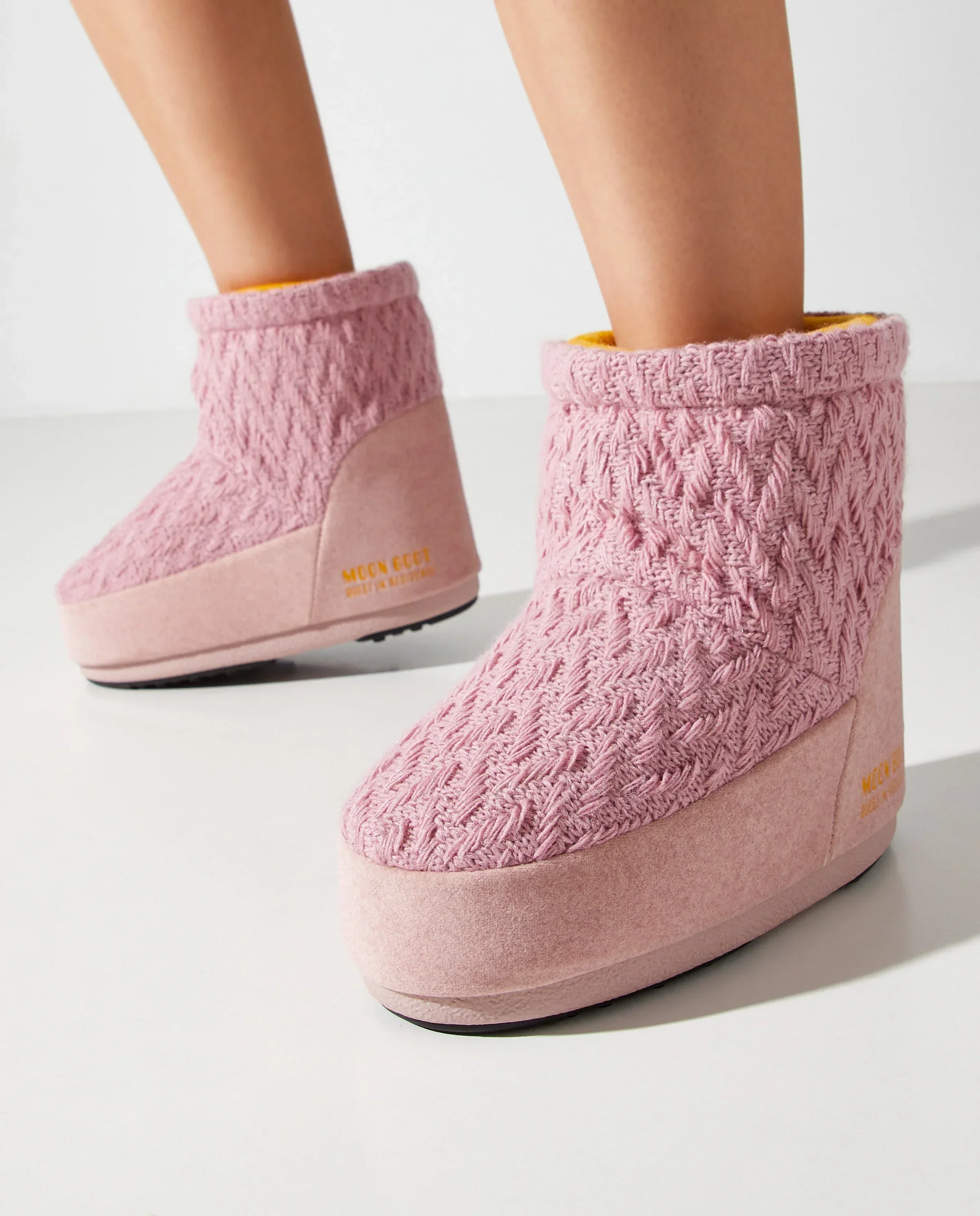 Różowe śniegowce Moon Boot x Guest In Residence Icon Low - Image #1