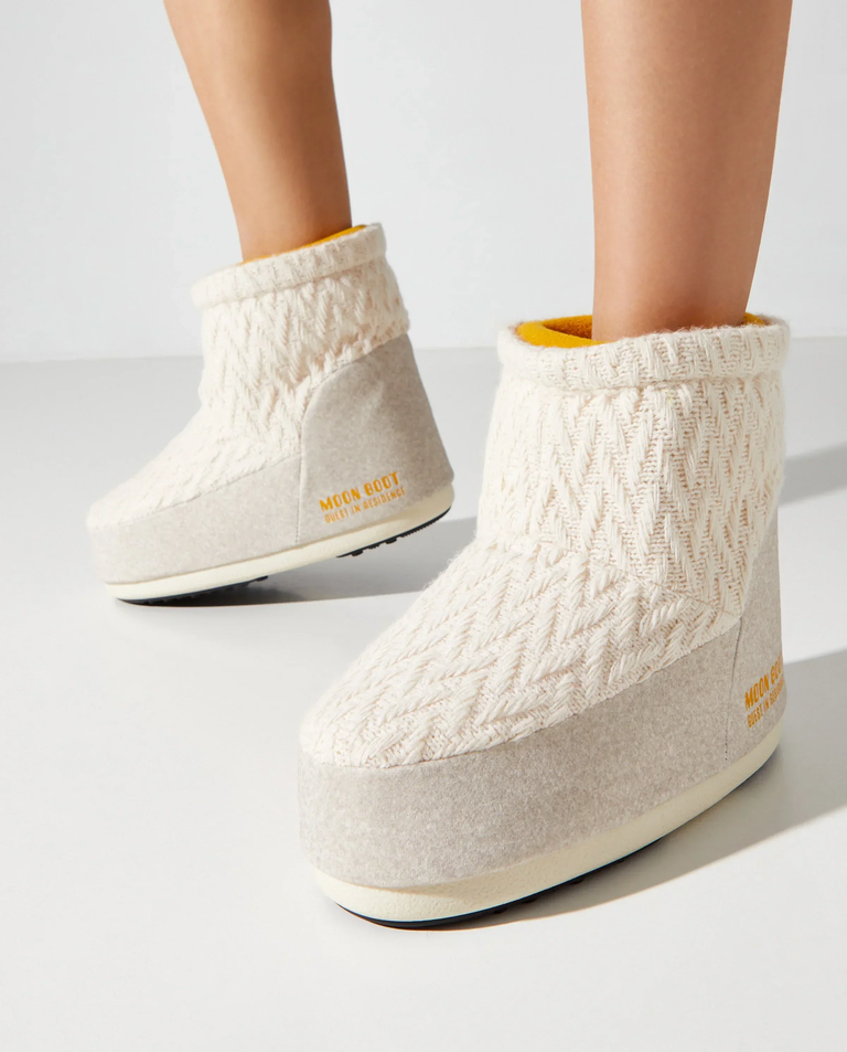 Kremowe śniegowce Moon Boot x Guest In Residence Icon Low