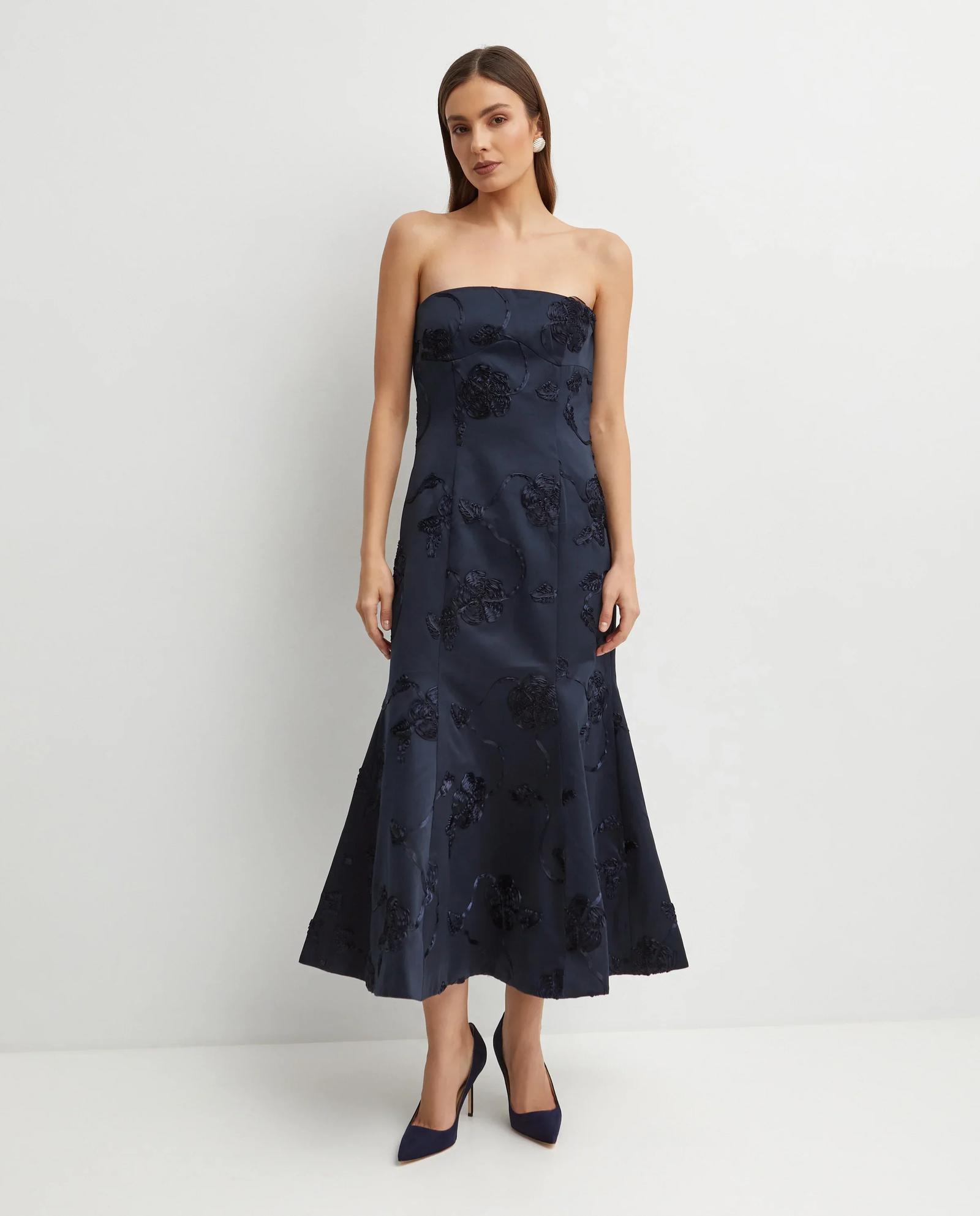 Granatowa sukienka midi z haftowanymi kwiatami - Image #0
