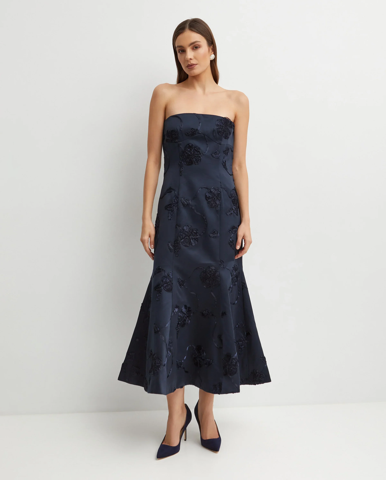 Granatowa sukienka midi z haftowanymi kwiatami