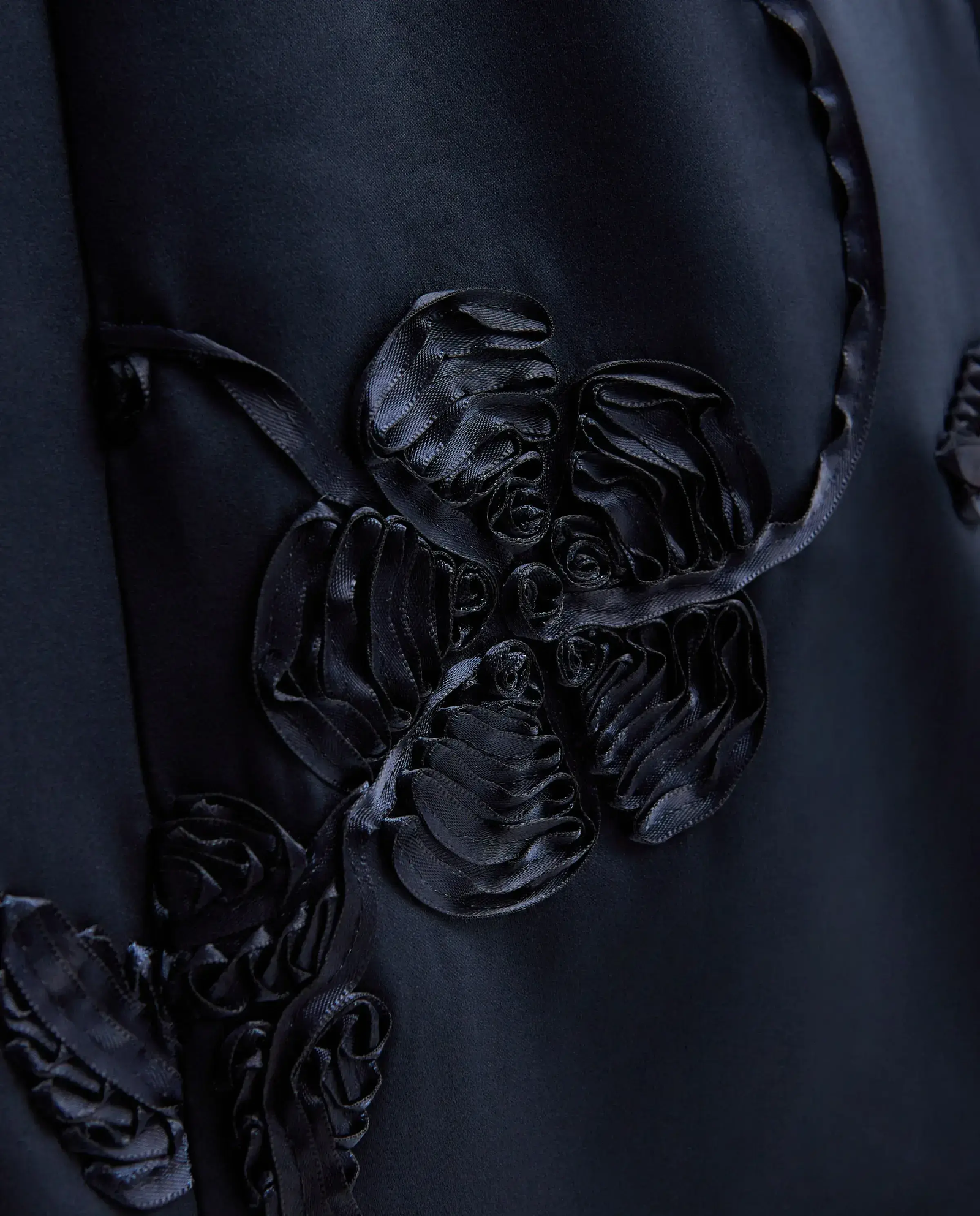 Granatowa sukienka midi z haftowanymi kwiatami - Image #4