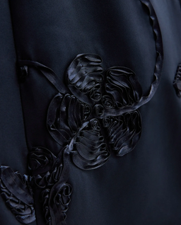 Granatowa sukienka midi z haftowanymi kwiatami - Image #4